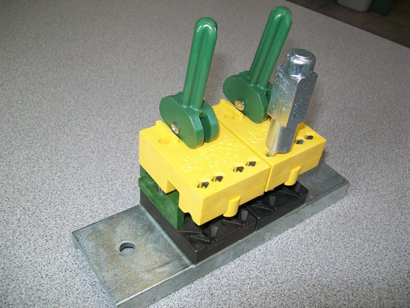 Installation tool of alligator clip on conveyor belts